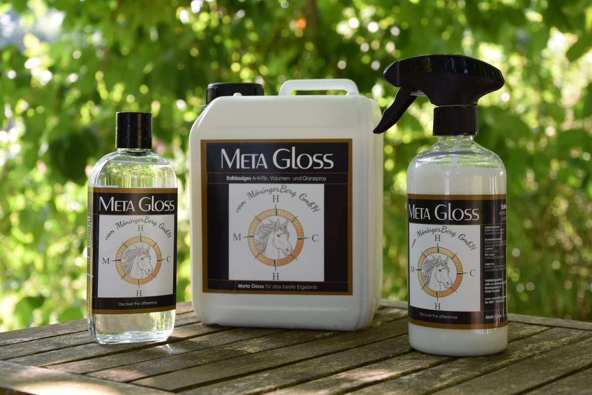 Meta Gloss Anti-Filz-, Volumen- und Glanzpflege: Gel 250 ml, Kanister 2.500 ml und Spray 500 ml im Garten auf einem Holztisch