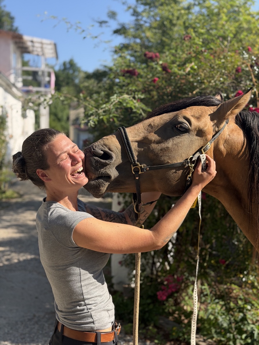 Tamino gibt Cheyenne beim Vermessen einen verschmusten Nasenstupser, beide lachen